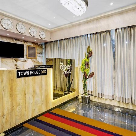 Townhouse Oak Hotel Vaibhav Surat Buitenkant foto
