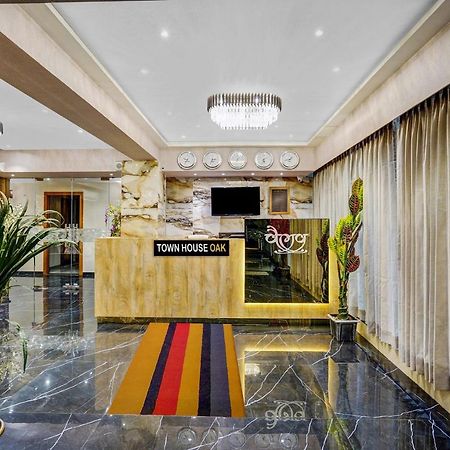 Townhouse Oak Hotel Vaibhav Surat Buitenkant foto