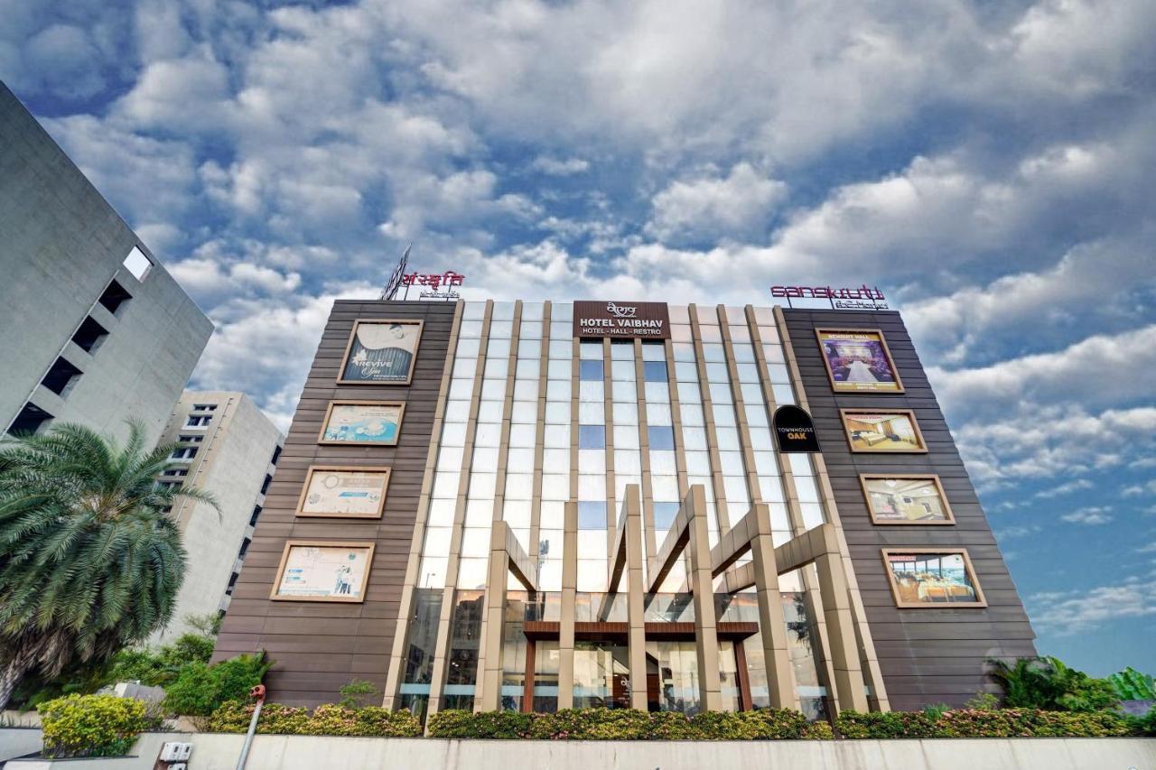 Townhouse Oak Hotel Vaibhav Surat Buitenkant foto