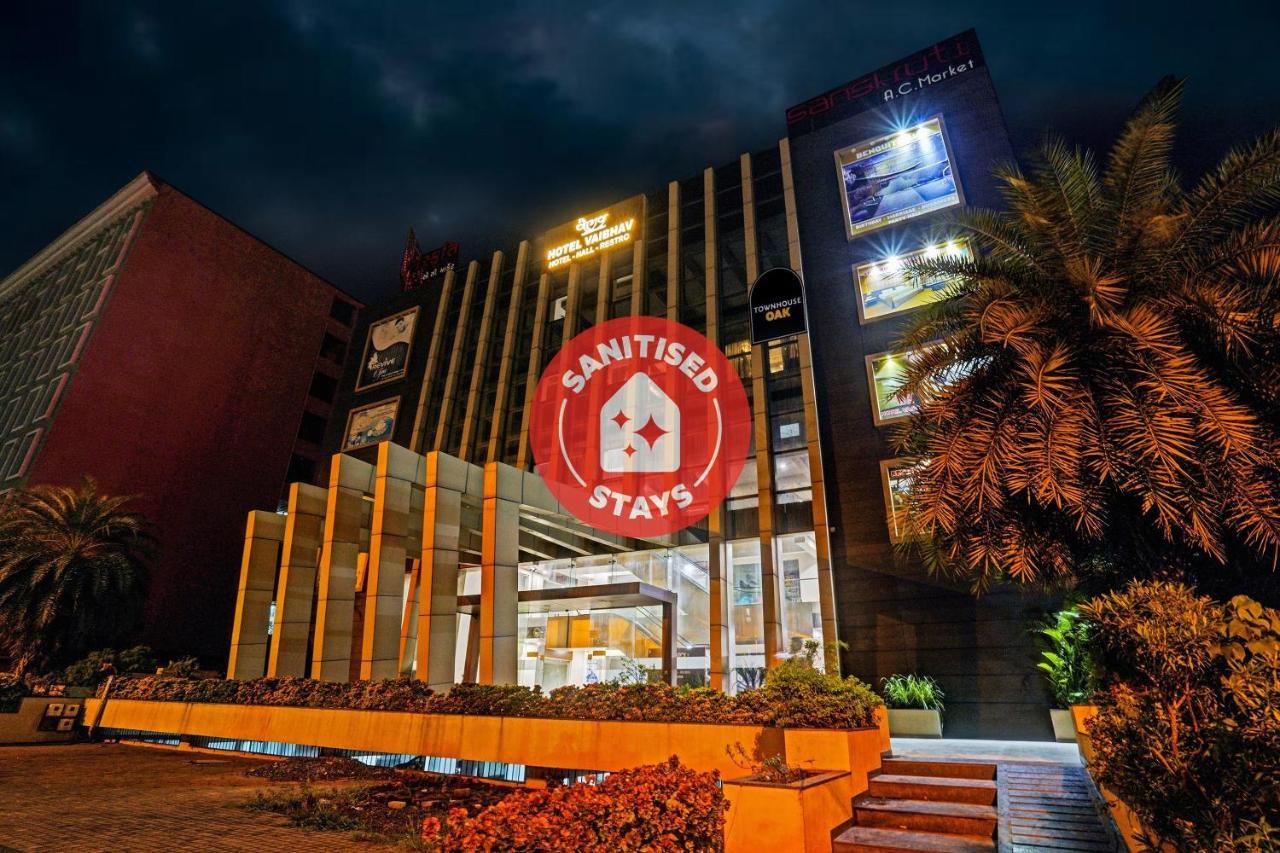 Townhouse Oak Hotel Vaibhav Surat Buitenkant foto