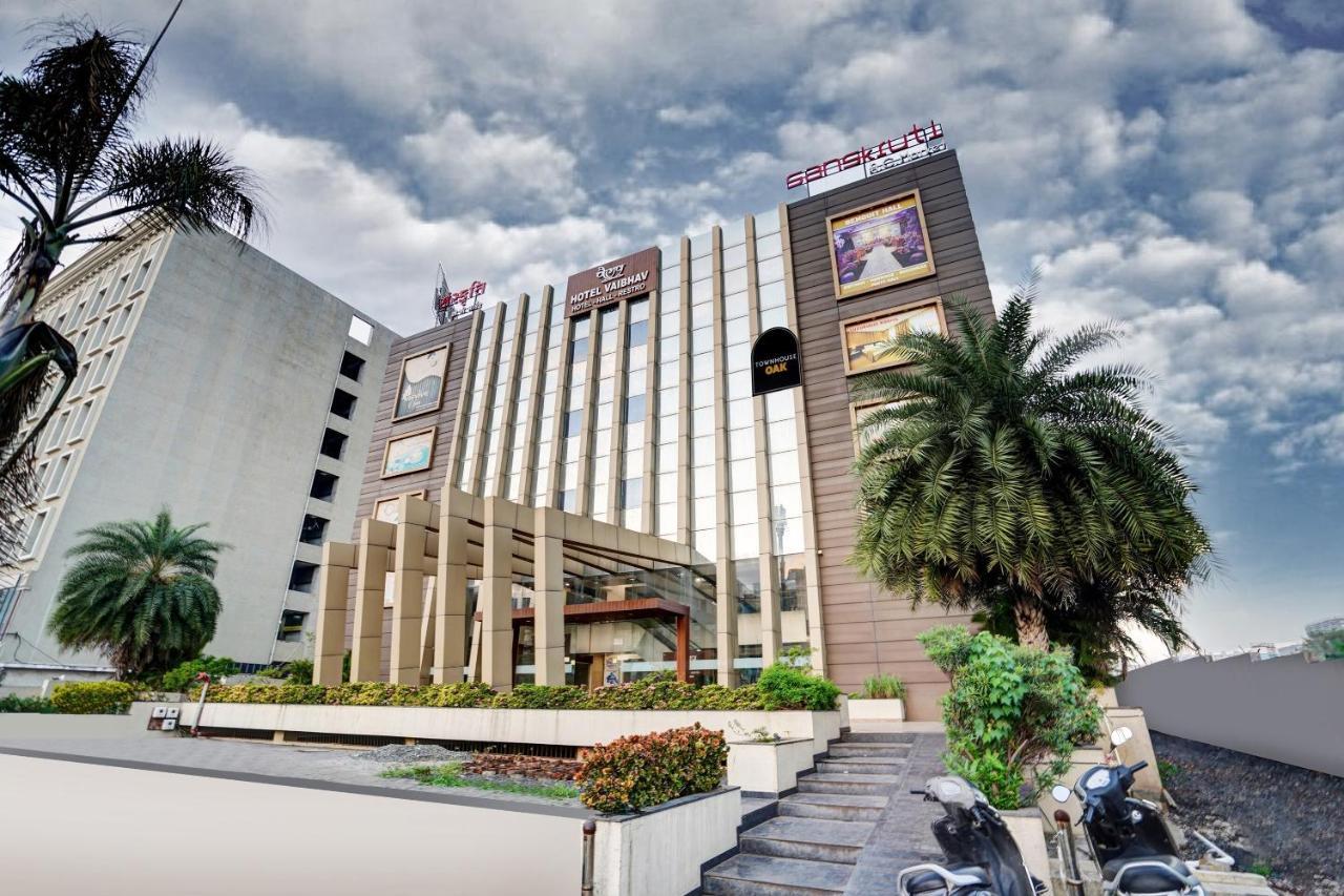 Townhouse Oak Hotel Vaibhav Surat Buitenkant foto