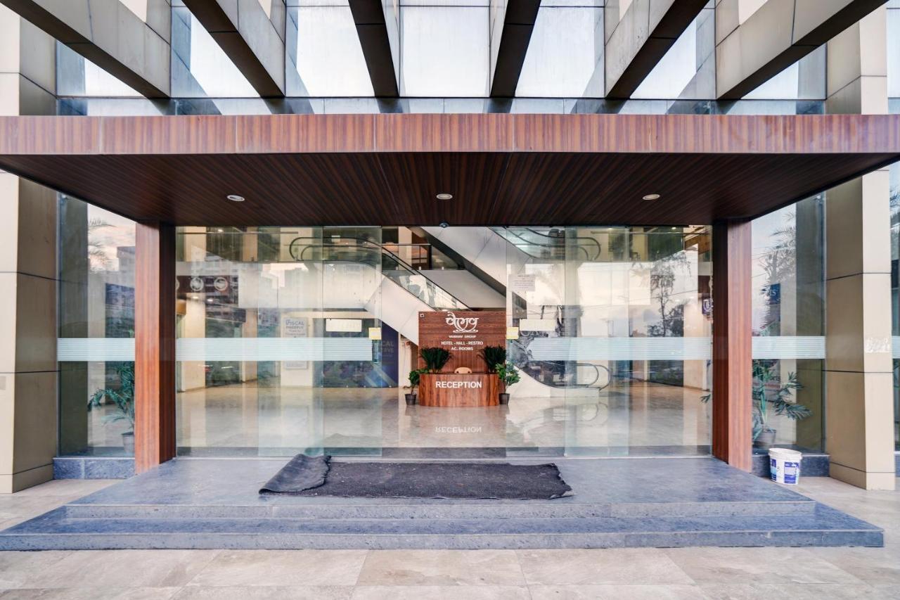 Townhouse Oak Hotel Vaibhav Surat Buitenkant foto