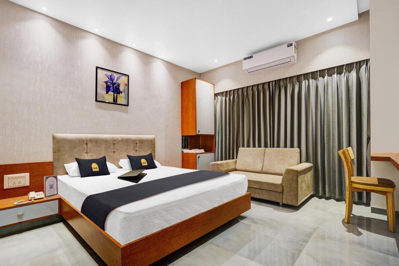 Townhouse Oak Hotel Vaibhav Surat Buitenkant foto