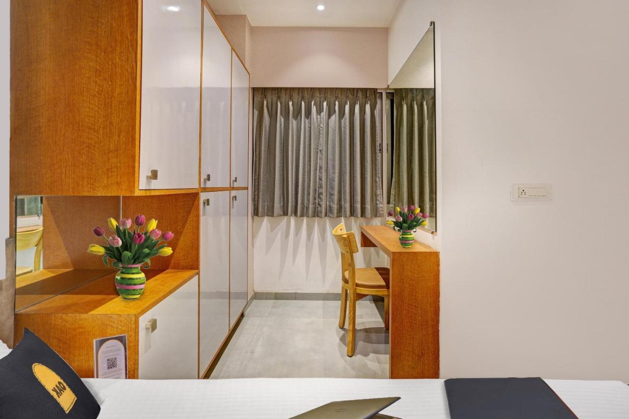 Townhouse Oak Hotel Vaibhav Surat Buitenkant foto