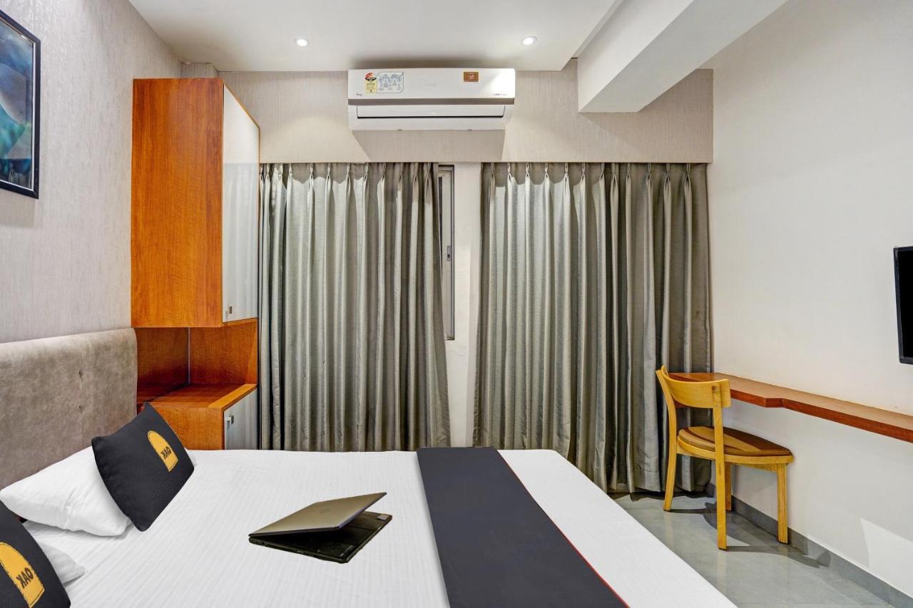Townhouse Oak Hotel Vaibhav Surat Buitenkant foto