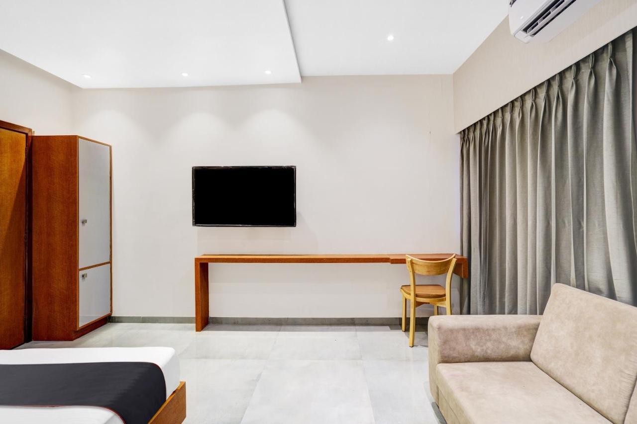 Townhouse Oak Hotel Vaibhav Surat Buitenkant foto