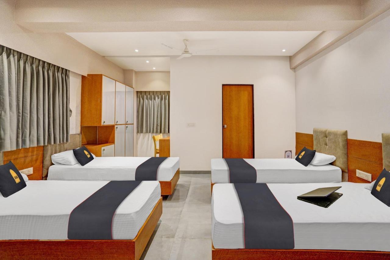 Townhouse Oak Hotel Vaibhav Surat Buitenkant foto