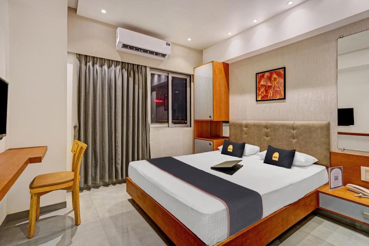 Townhouse Oak Hotel Vaibhav Surat Buitenkant foto