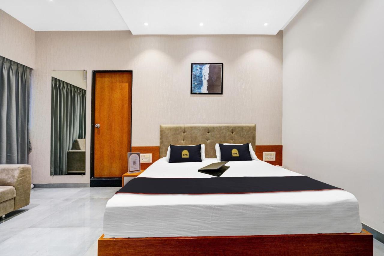 Townhouse Oak Hotel Vaibhav Surat Buitenkant foto