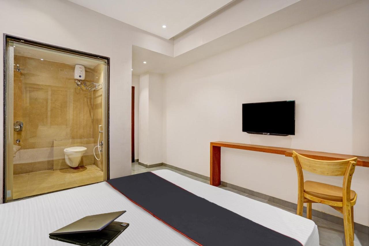 Townhouse Oak Hotel Vaibhav Surat Buitenkant foto