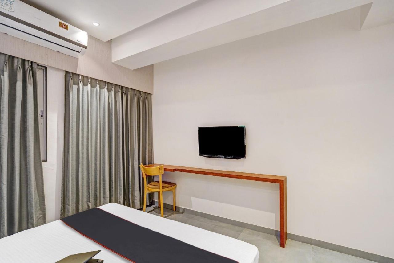 Townhouse Oak Hotel Vaibhav Surat Buitenkant foto