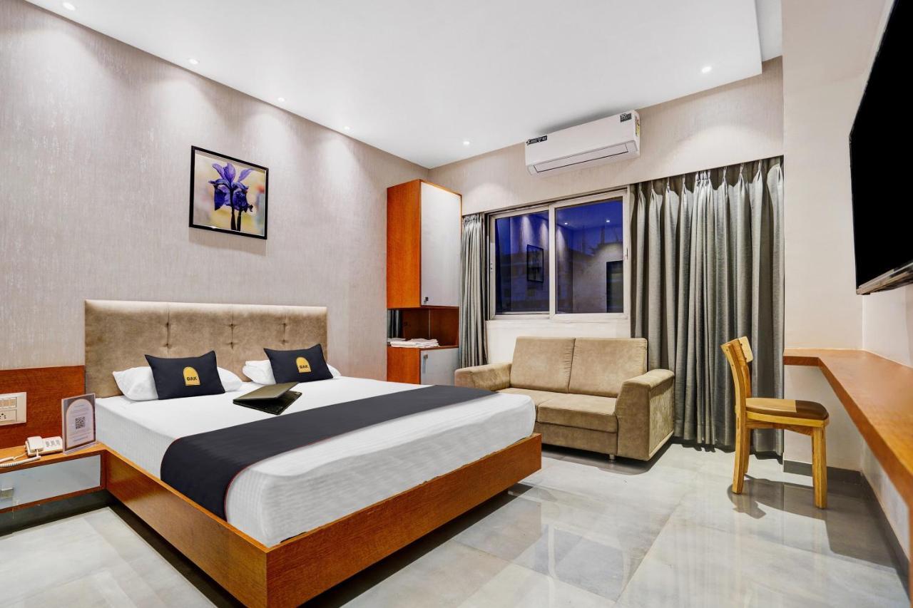 Townhouse Oak Hotel Vaibhav Surat Buitenkant foto
