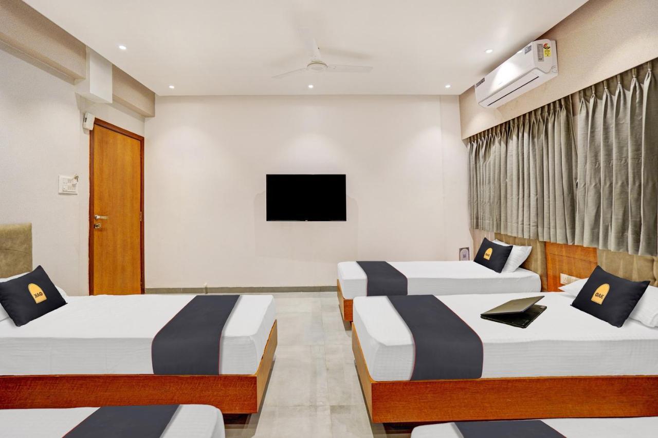 Townhouse Oak Hotel Vaibhav Surat Buitenkant foto