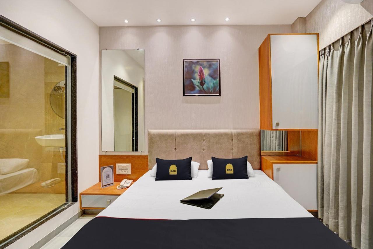 Townhouse Oak Hotel Vaibhav Surat Buitenkant foto