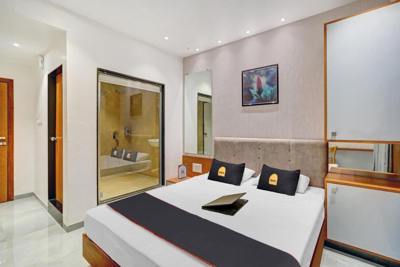 Townhouse Oak Hotel Vaibhav Surat Buitenkant foto