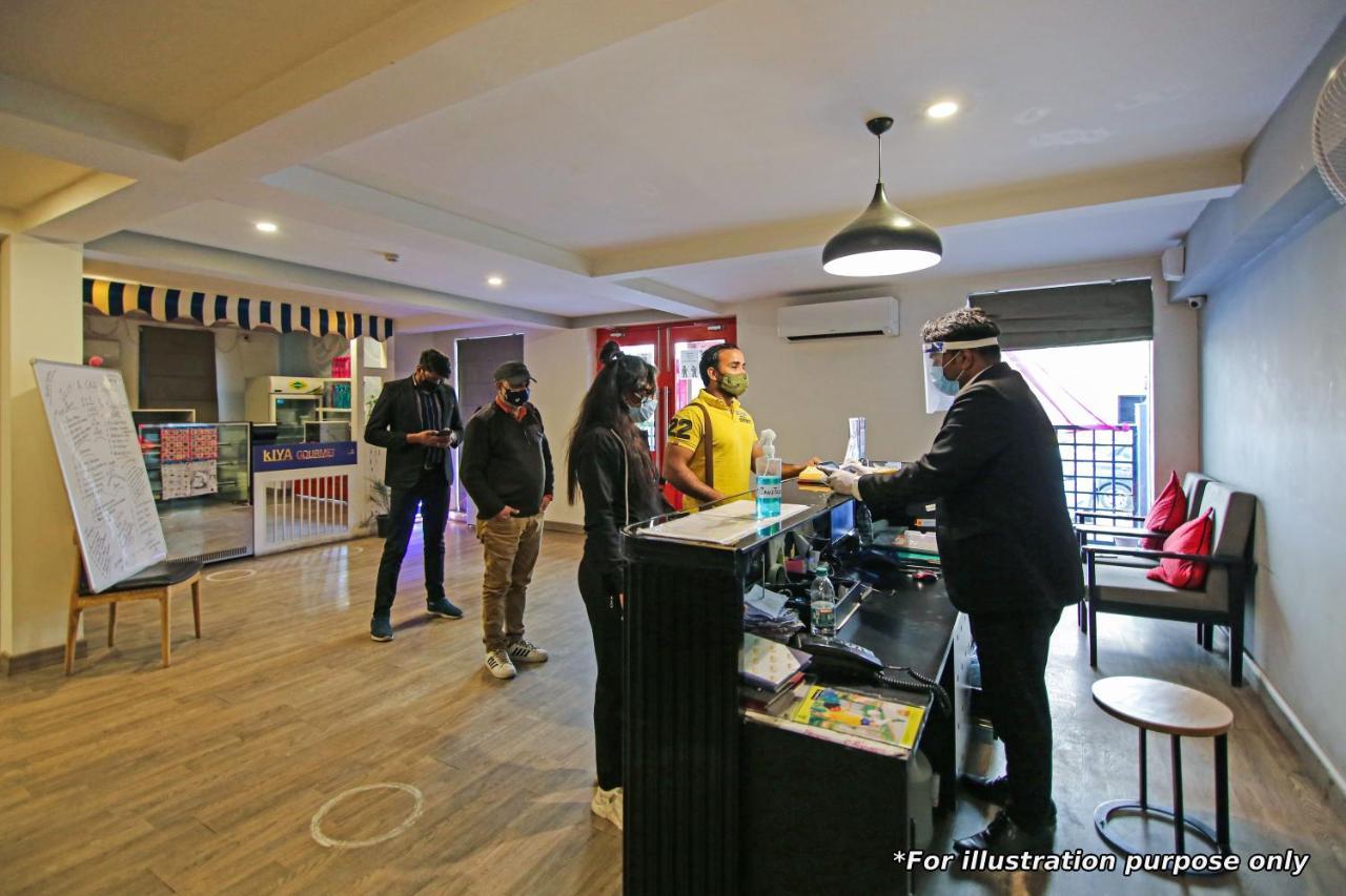 Townhouse Oak Hotel Vaibhav Surat Buitenkant foto